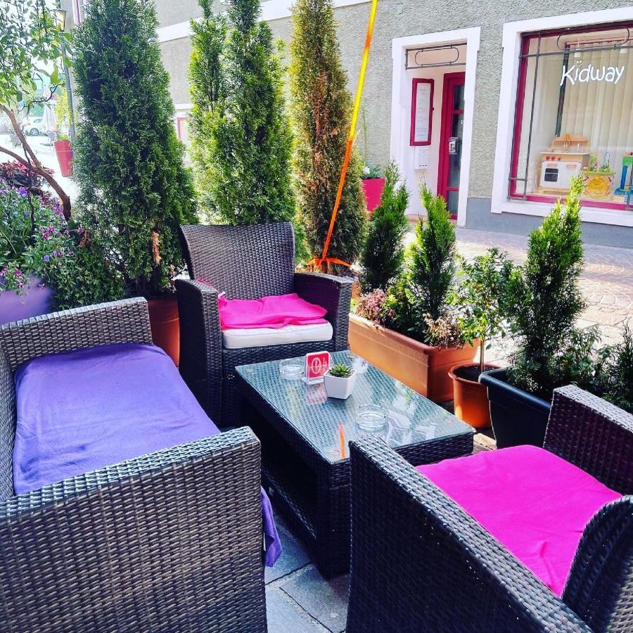 Hostel Lovely Rooms, City Center, Shared Bathroom, Windows To Corridor Villach Bagian luar foto