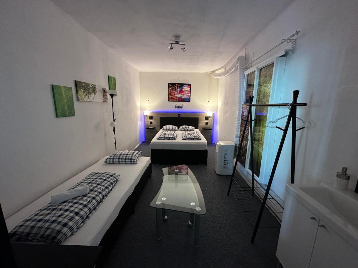 Hostel Lovely Rooms, City Center, Shared Bathroom, Windows To Corridor Villach Bagian luar foto