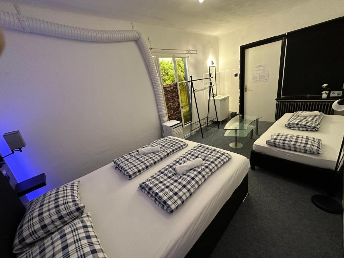Hostel Lovely Rooms, City Center, Shared Bathroom, Windows To Corridor Villach Bagian luar foto
