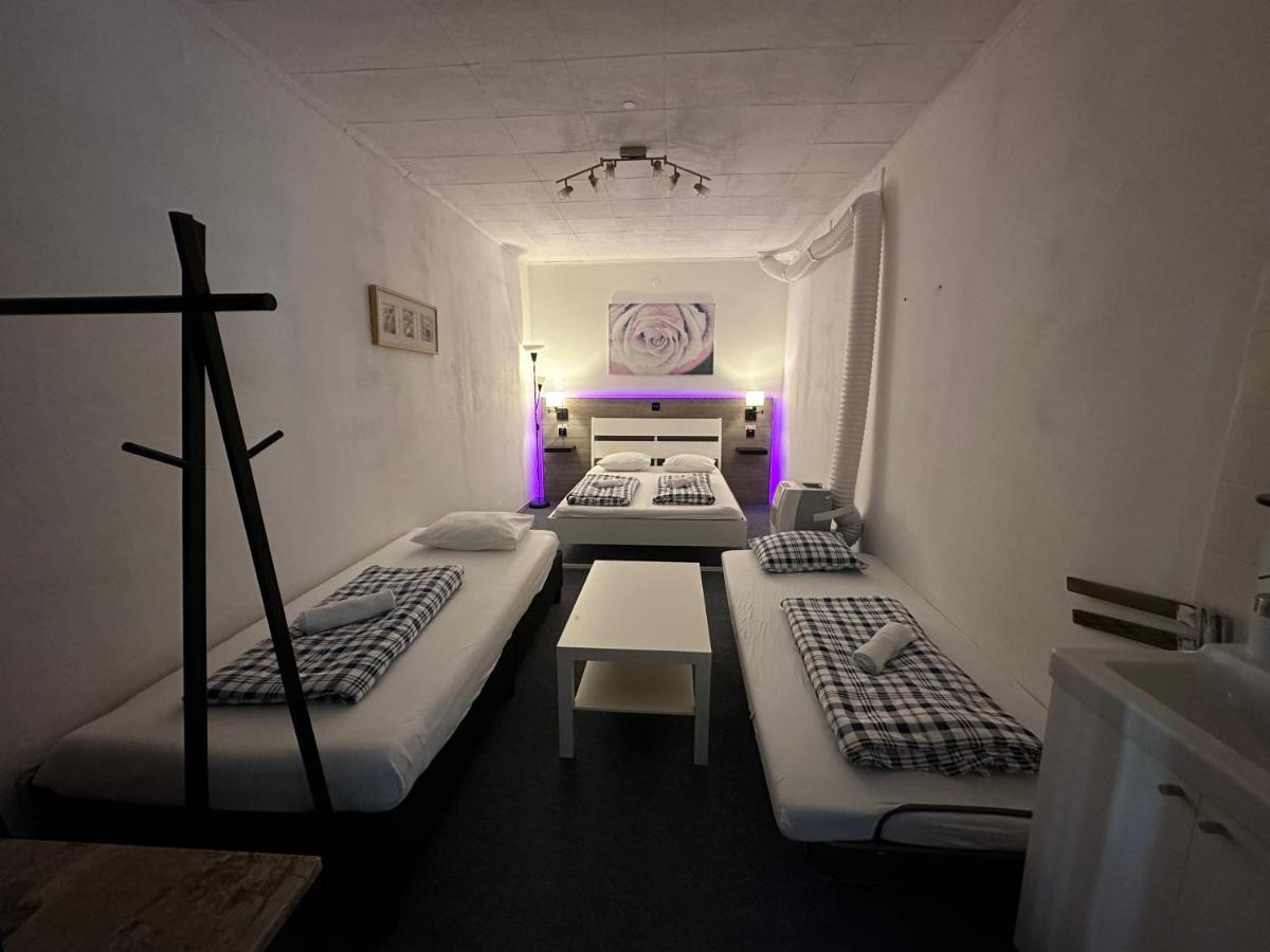 Hostel Lovely Rooms, City Center, Shared Bathroom, Windows To Corridor Villach Bagian luar foto