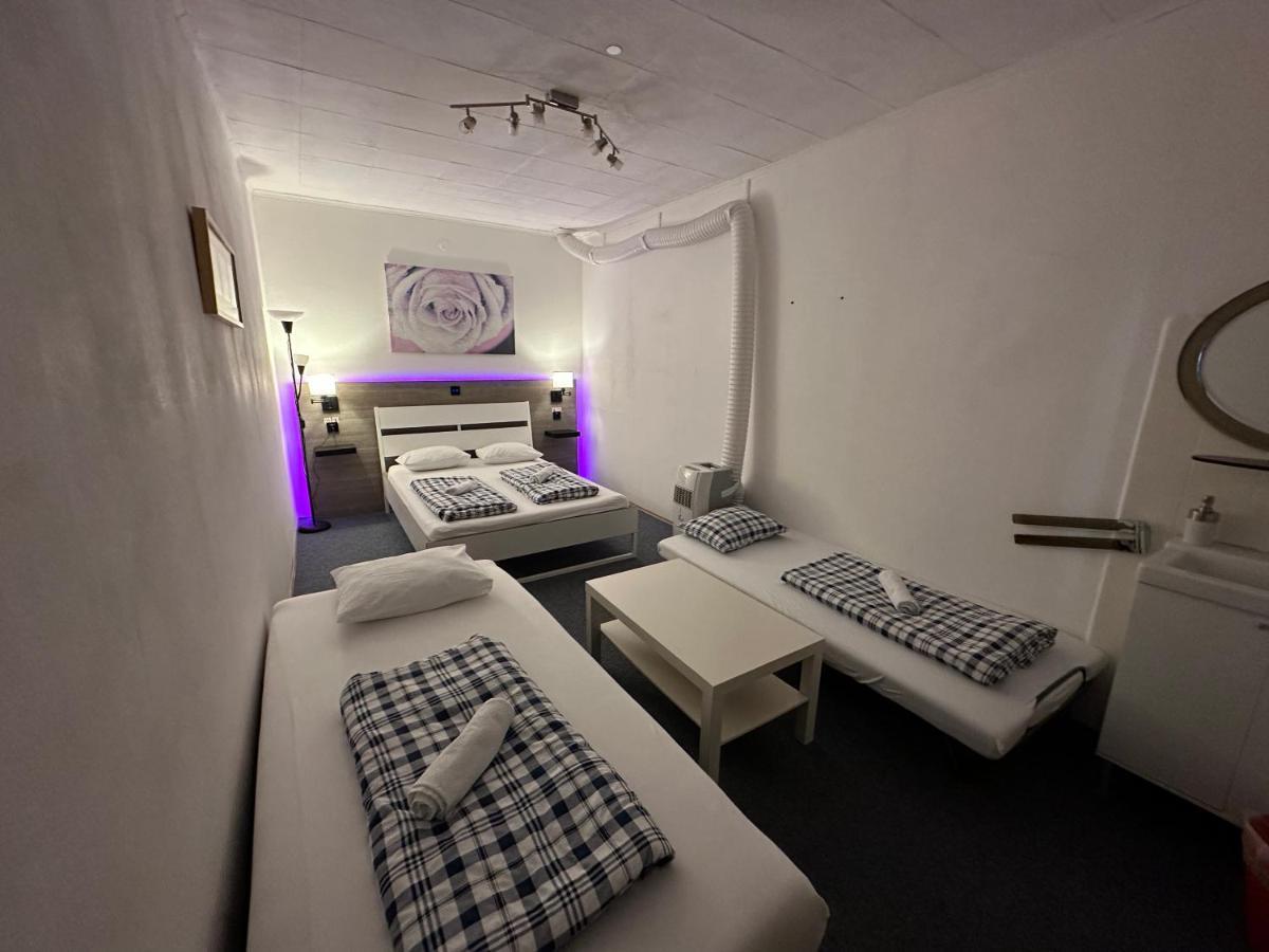 Hostel Lovely Rooms, City Center, Shared Bathroom, Windows To Corridor Villach Bagian luar foto