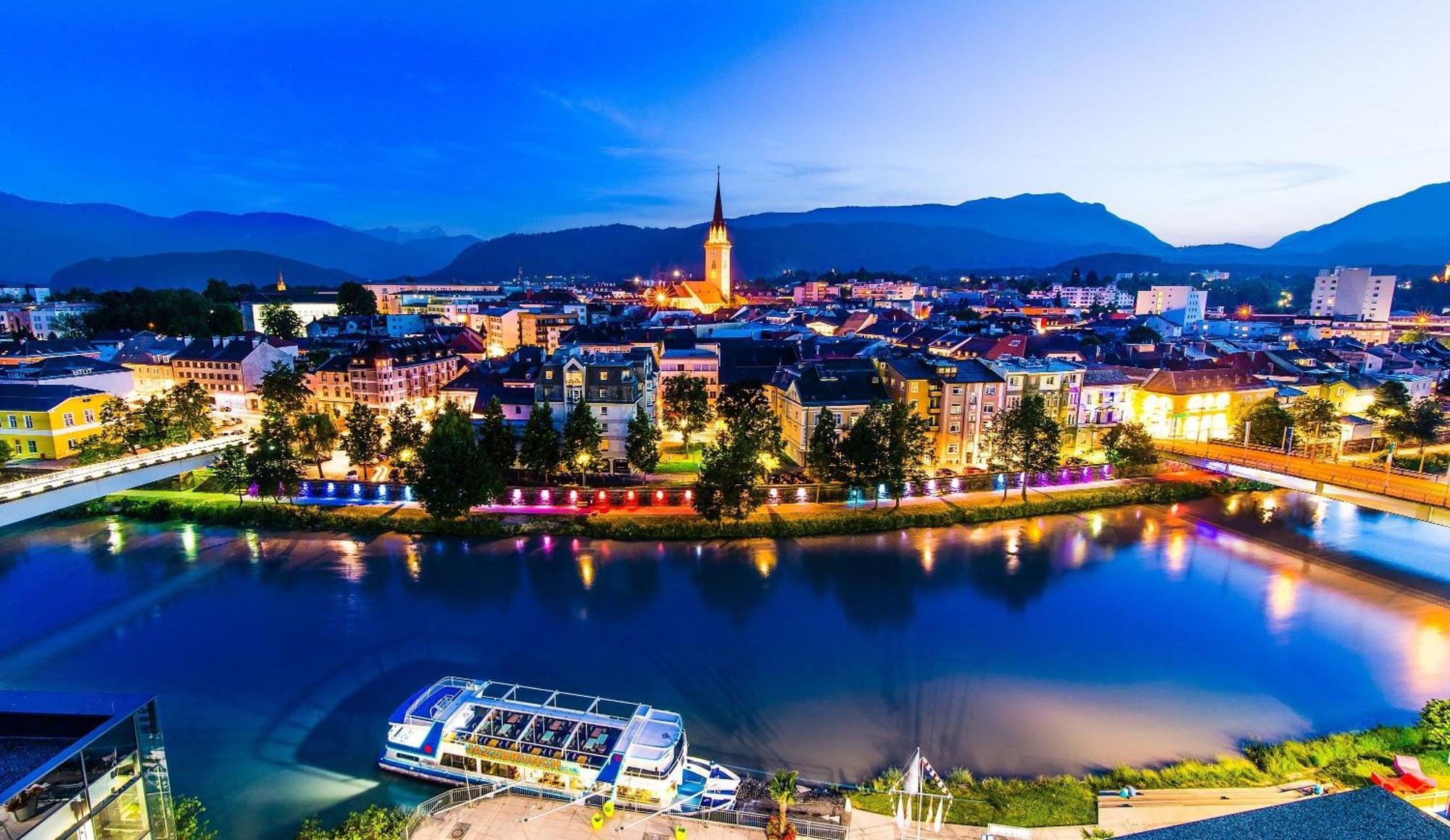 Hostel Lovely Rooms, City Center, Shared Bathroom, Windows To Corridor Villach Bagian luar foto