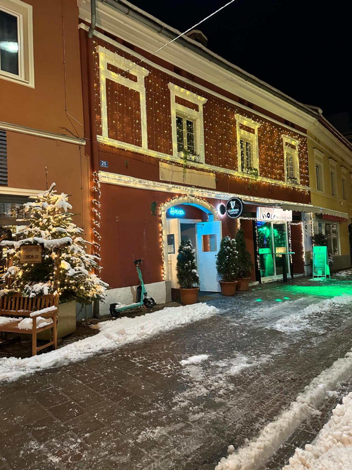 Hostel Lovely Rooms, City Center, Shared Bathroom, Windows To Corridor Villach Bagian luar foto