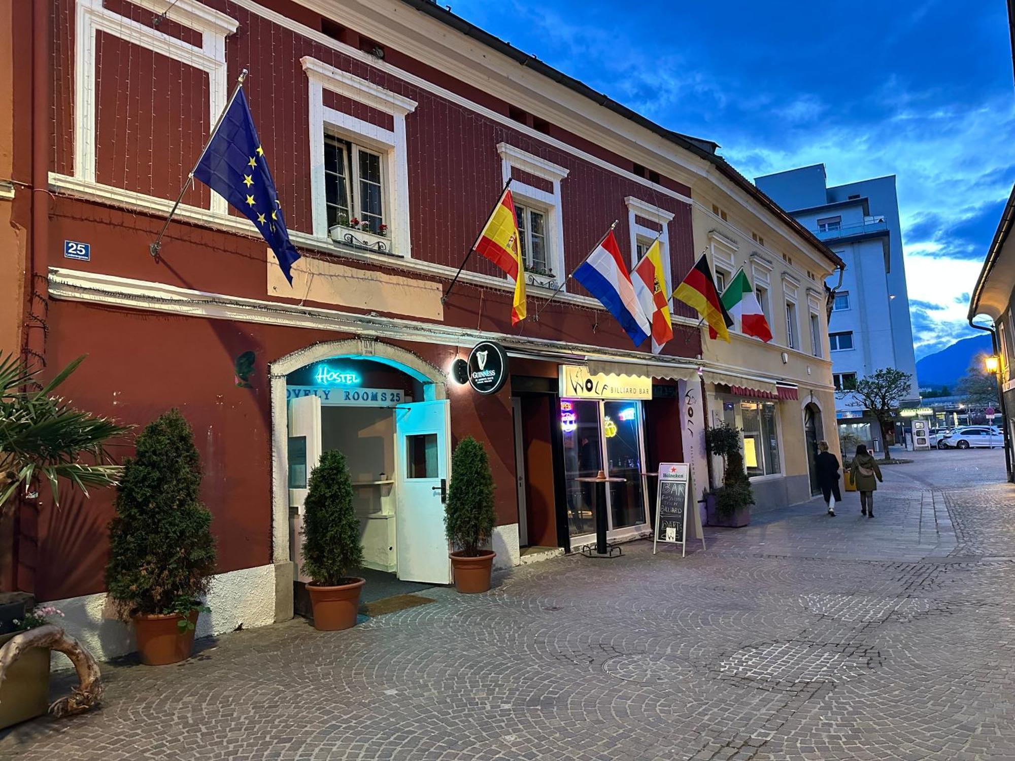 Hostel Lovely Rooms, City Center, Shared Bathroom, Windows To Corridor Villach Bagian luar foto