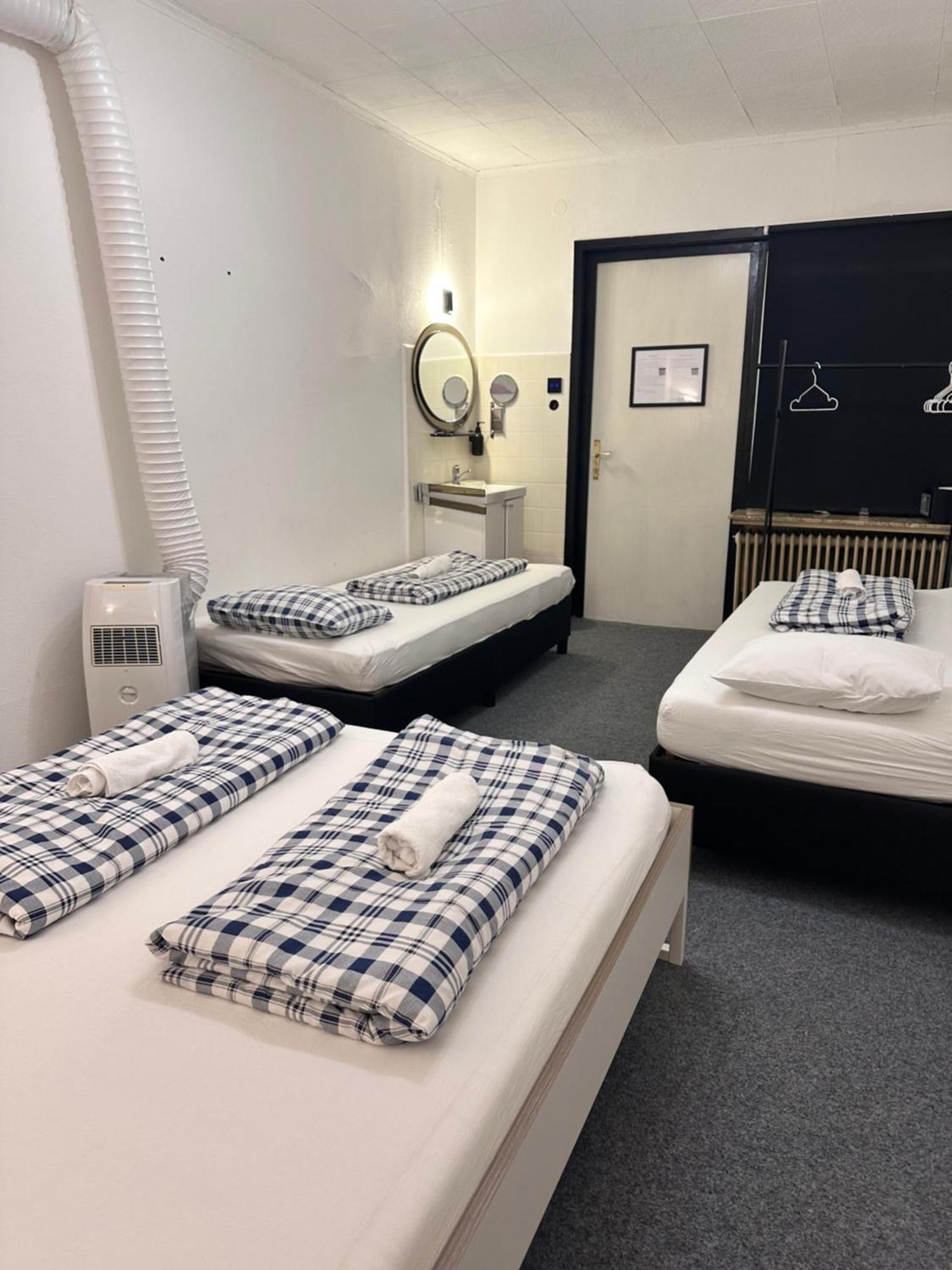 Hostel Lovely Rooms, City Center, Shared Bathroom, Windows To Corridor Villach Bagian luar foto