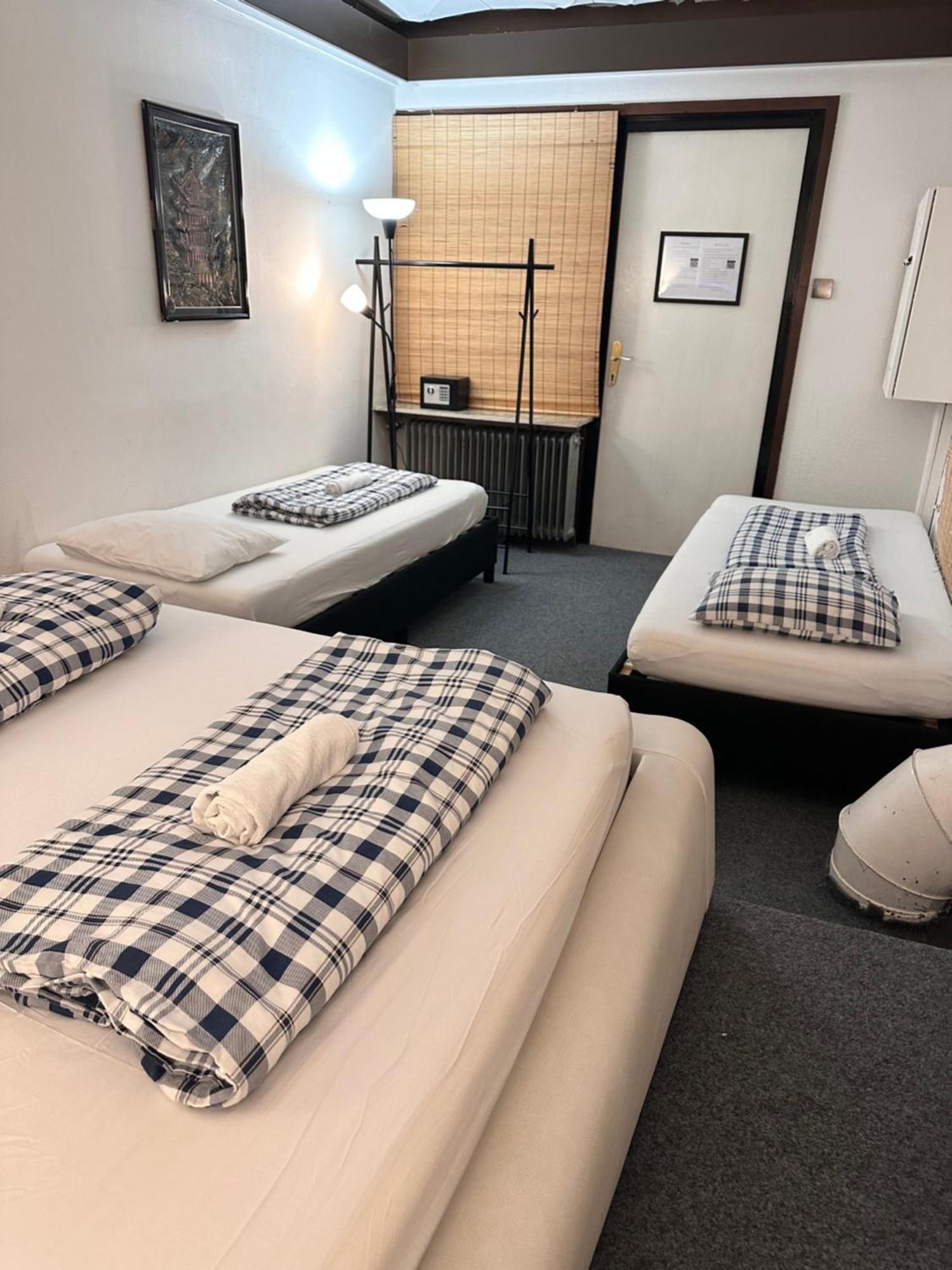 Hostel Lovely Rooms, City Center, Shared Bathroom, Windows To Corridor Villach Bagian luar foto