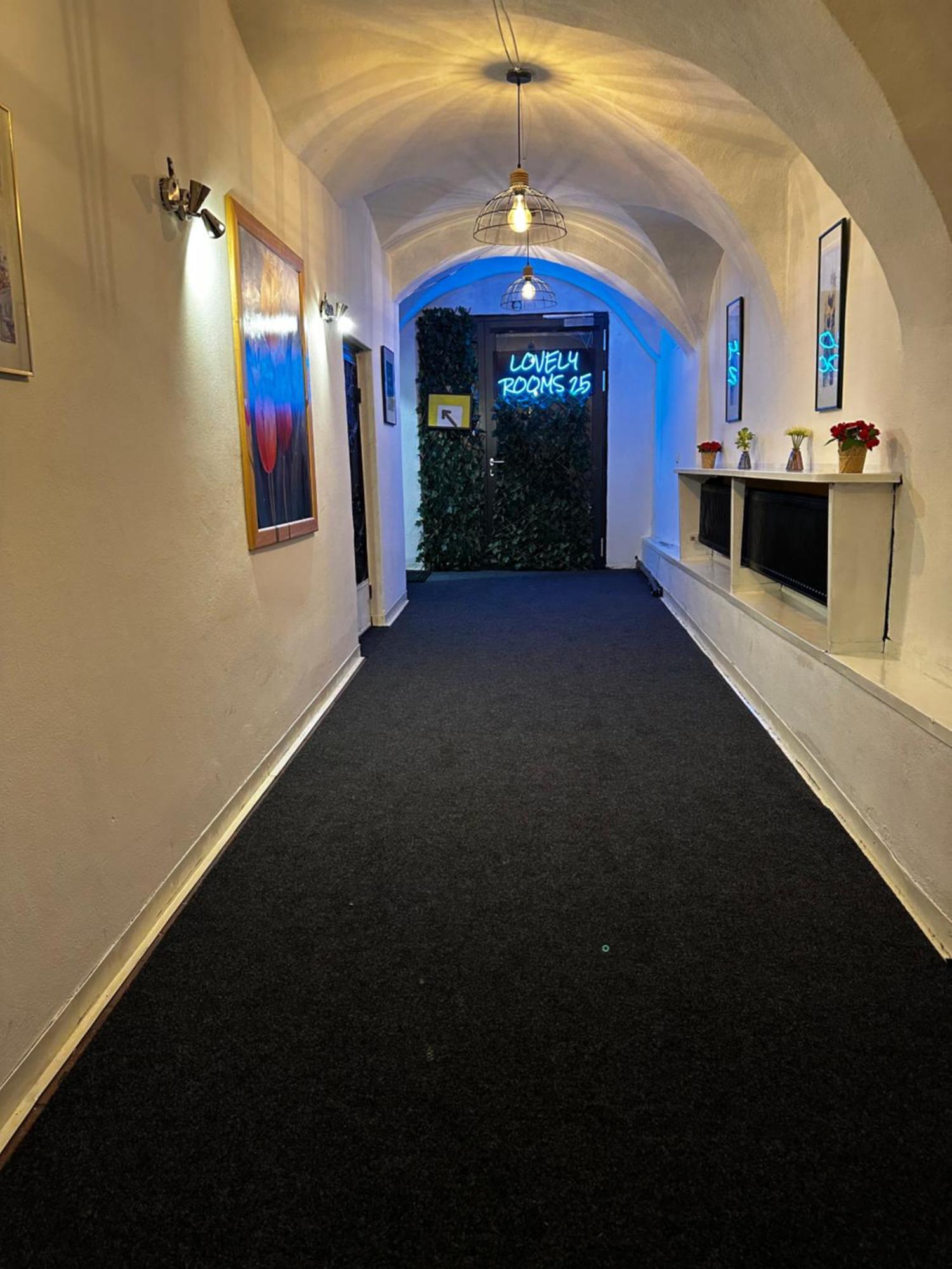 Hostel Lovely Rooms, City Center, Shared Bathroom, Windows To Corridor Villach Bagian luar foto