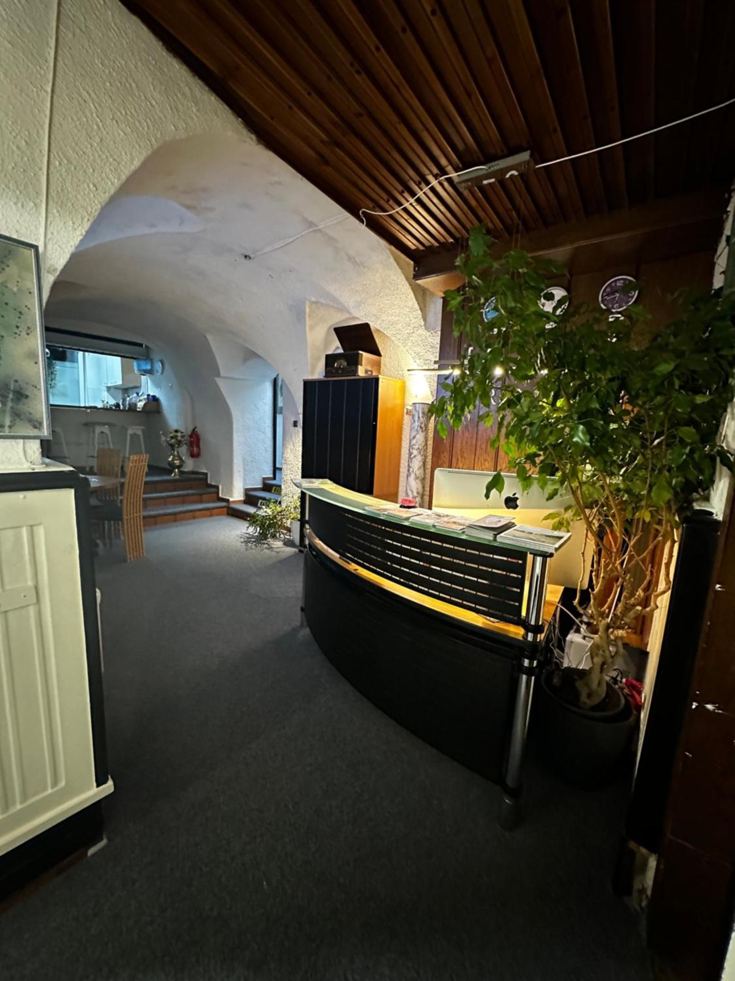 Hostel Lovely Rooms, City Center, Shared Bathroom, Windows To Corridor Villach Bagian luar foto