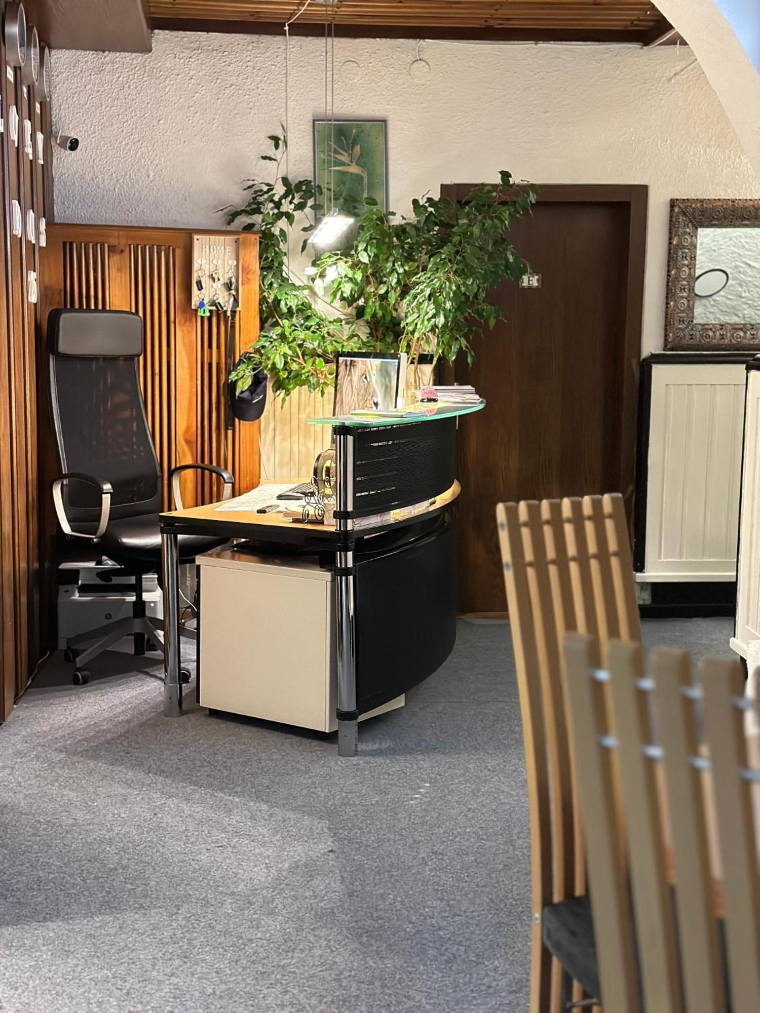 Hostel Lovely Rooms, City Center, Shared Bathroom, Windows To Corridor Villach Bagian luar foto