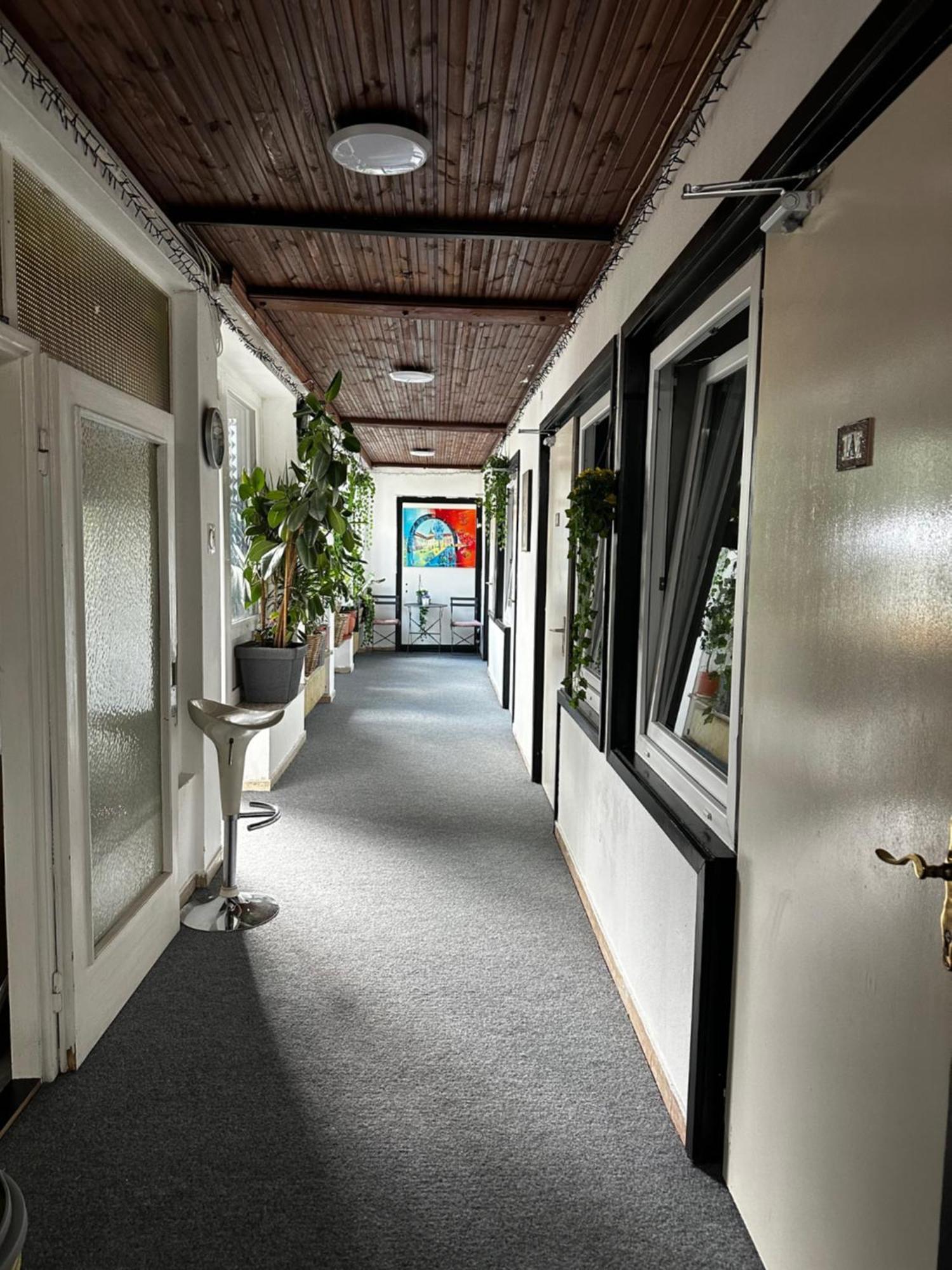 Hostel Lovely Rooms, City Center, Shared Bathroom, Windows To Corridor Villach Bagian luar foto