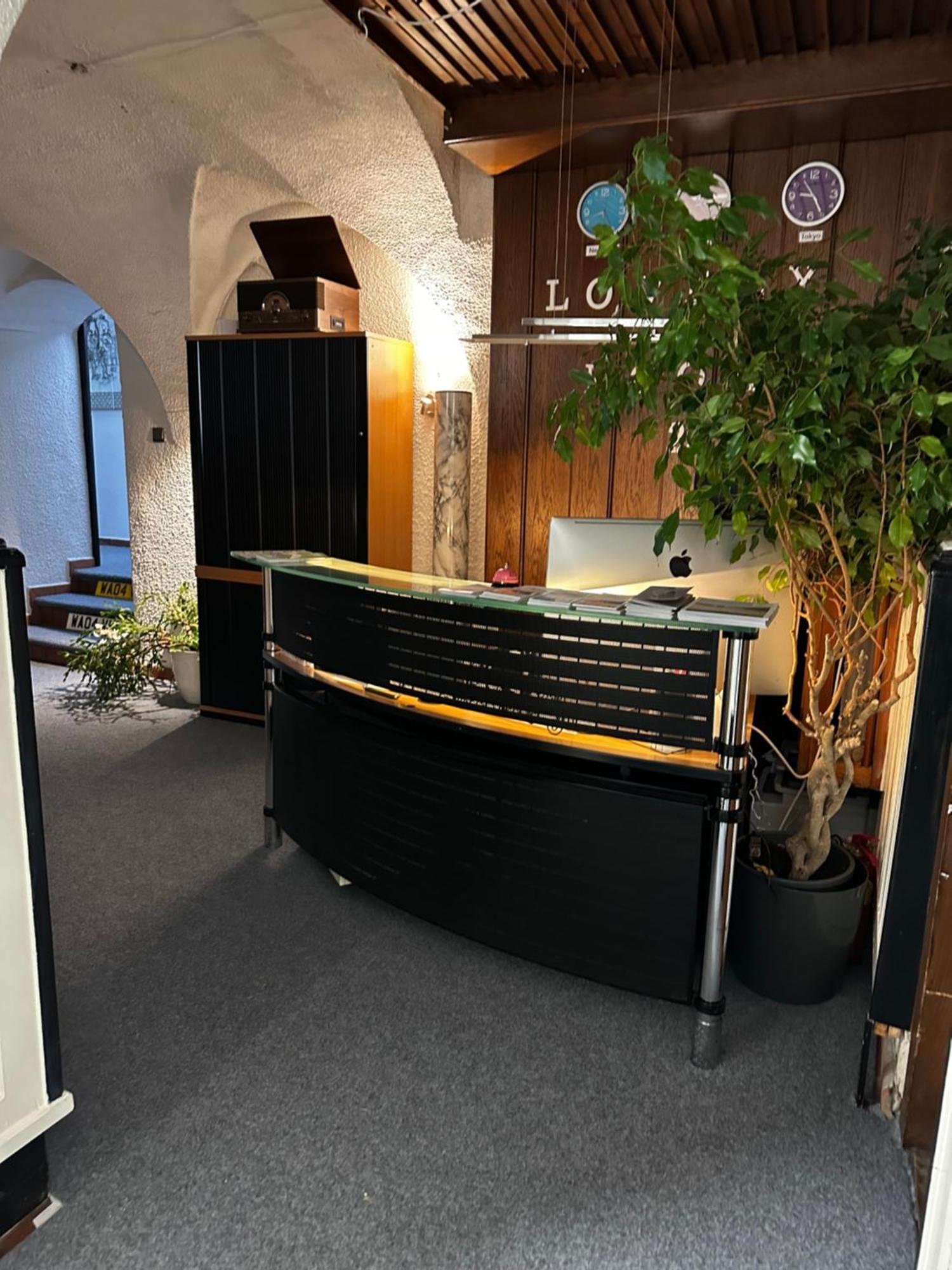 Hostel Lovely Rooms, City Center, Shared Bathroom, Windows To Corridor Villach Bagian luar foto